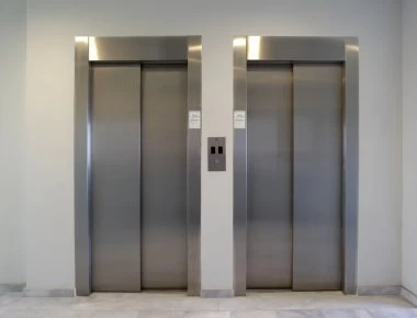 Αυτός είναι ο παράξενος λόγος που τα ασανσέρ έχουν καθρέφτες